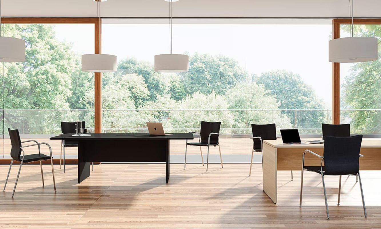 oficina-moderna-sillas-mesas-luminosa